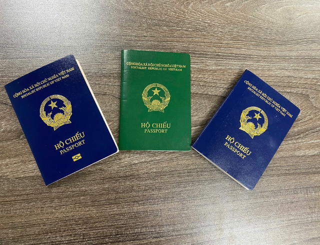 Hộ chiếu cũ, hộ chiếu kiểu mới có gắn chíp và không gắn chip