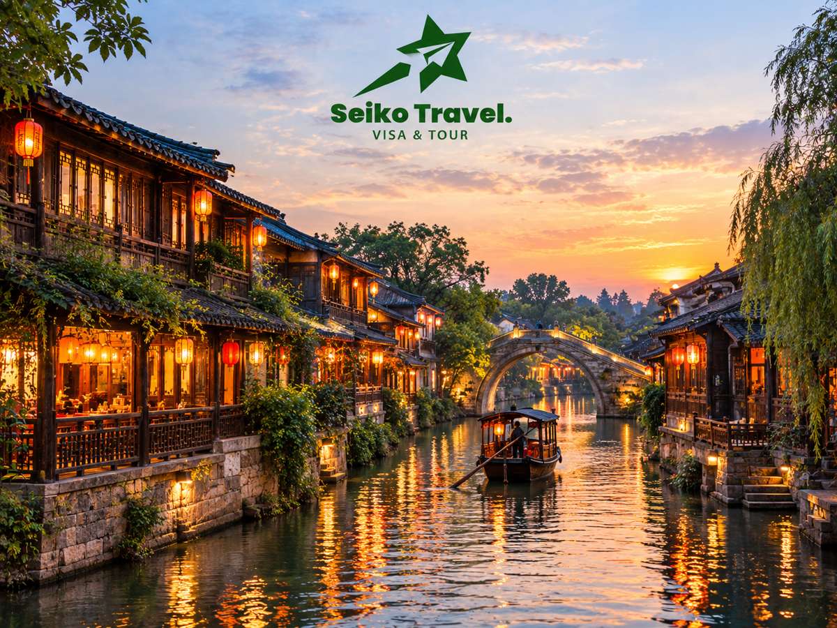 Kênh nước và nhà gỗ trong cổ trấn Ô Trấn Tây Sách lúc chiều tà