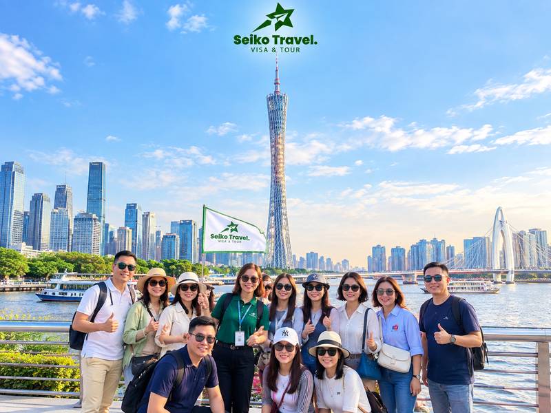 Đoàn khách chụp ảnh lưu niệm trước Tháp Canton trong tour đi du lịch Quảng Châu Trung Quốc