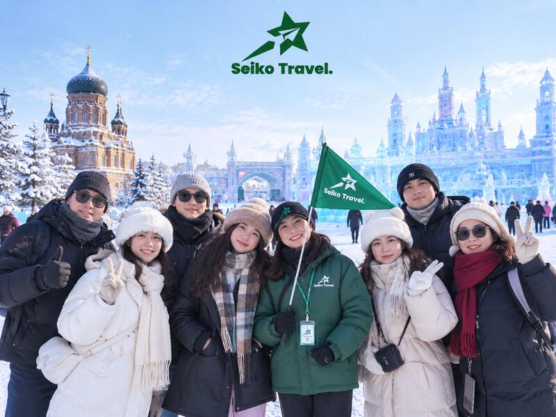 Tour Du Lịch Cáp Nhĩ Tân Mùa Đông 2026 Trọn Gói | Giá Tốt 8 Đoàn khách Seiko Travel chụp ảnh kỷ niệm khi tham gia tour du lịch Cáp Nhĩ Tân